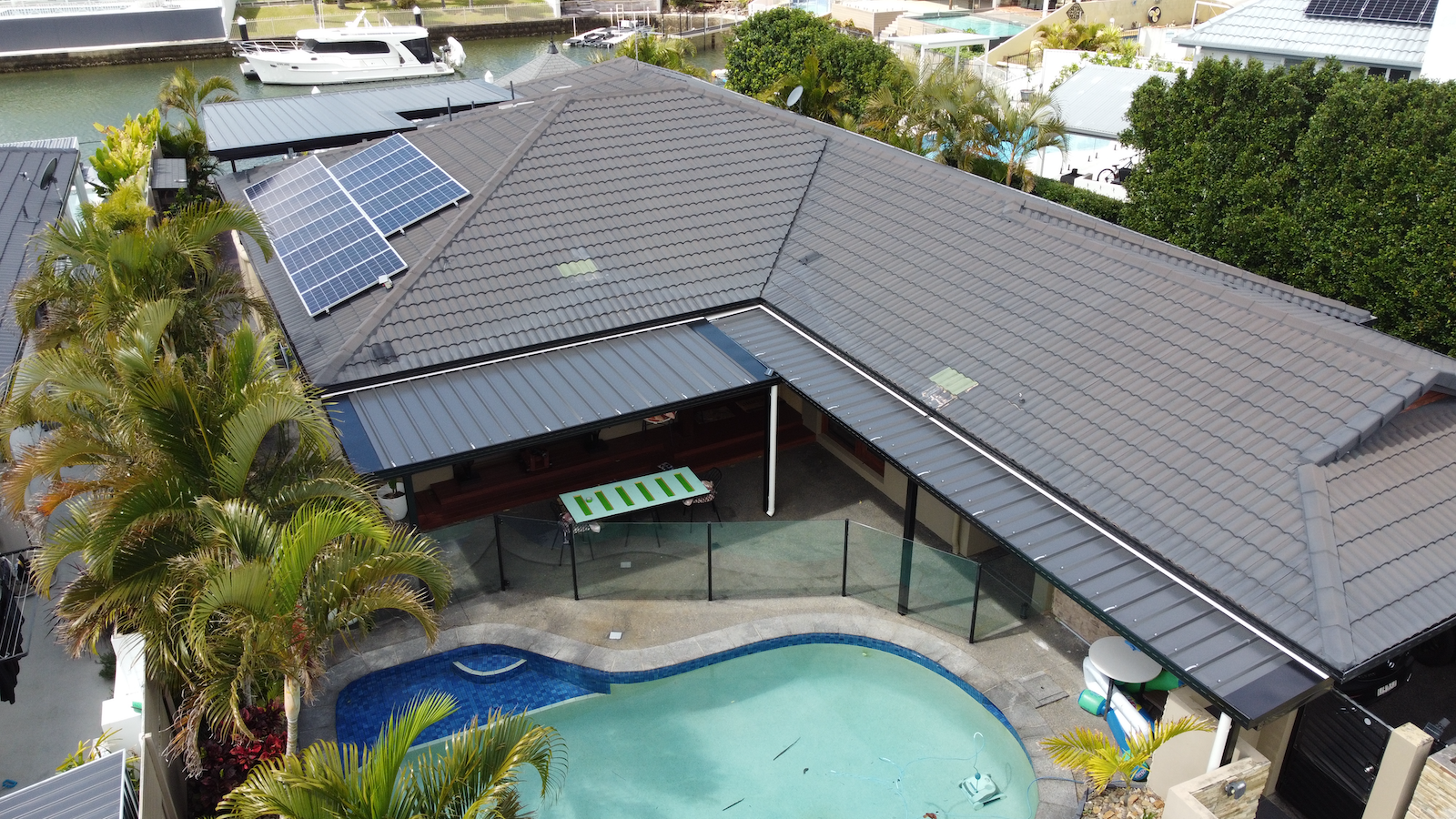 runaway bay front before roof restoration